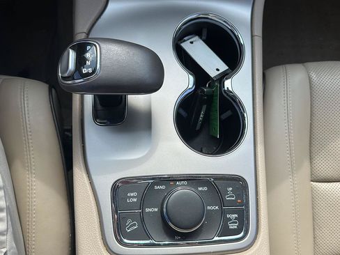 Used 2015 Jeep Grand Cherokee Overland AWD/4WD image 25