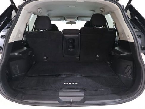 Used 2018 Nissan Rogue SV w/ Premium Package image 32