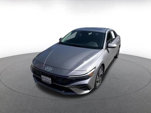 Used 2025 Hyundai Elantra Limited FWD image 7
