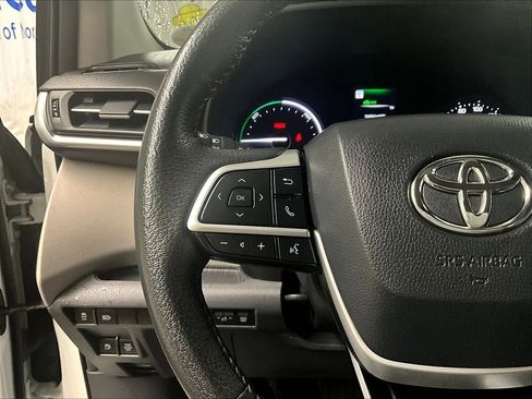 Used 2024 Toyota Sienna XLE FWD image 24