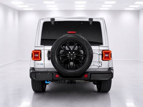 Used 2024 Jeep Wrangler Unlimited Sahara w/ Dual Top Group AWD/4WD image 12