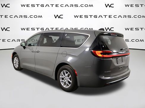 Used 2023 Chrysler Pacifica Touring-L image 44