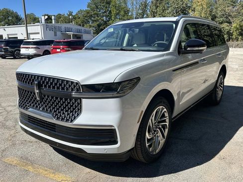 New 2025 Lincoln Navigator Reserve image 3