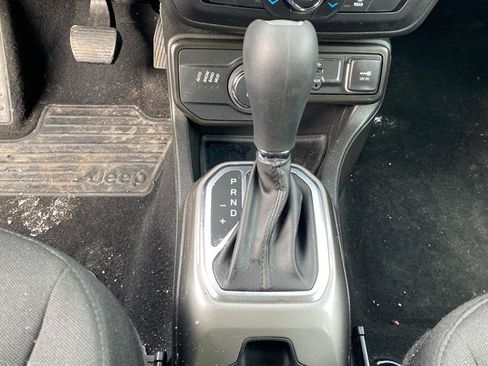 Used 2022 Jeep Renegade Latitude w/ Convenience Group AWD/4WD image 8