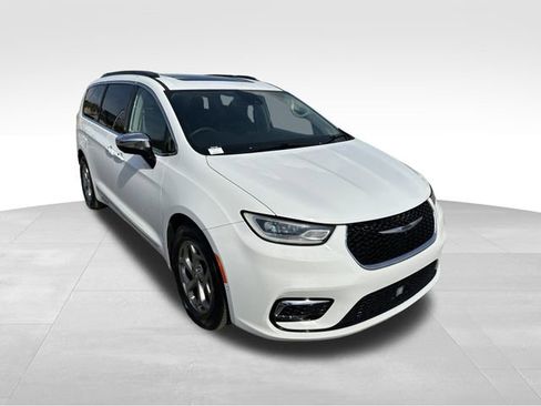 Used 2023 Chrysler Pacifica Limited image 7