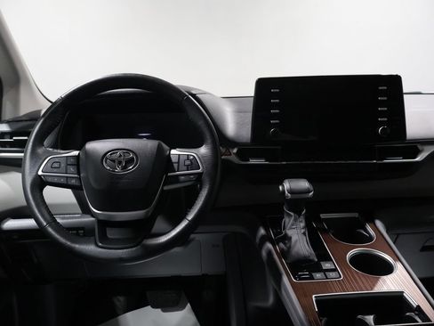 Used 2024 Toyota Sienna XLE image 16