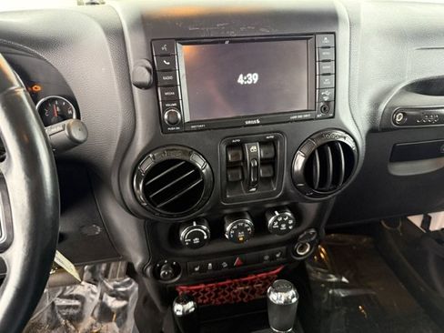 Used 2017 Jeep Wrangler Unlimited Rubicon AWD/4WD image 11