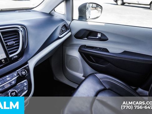 Used 2023 Chrysler Pacifica Touring-L image 45