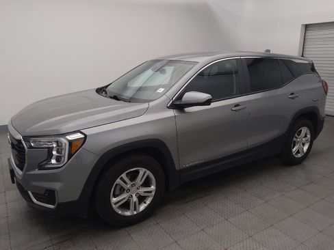 Used 2024 GMC Terrain SLE image 2