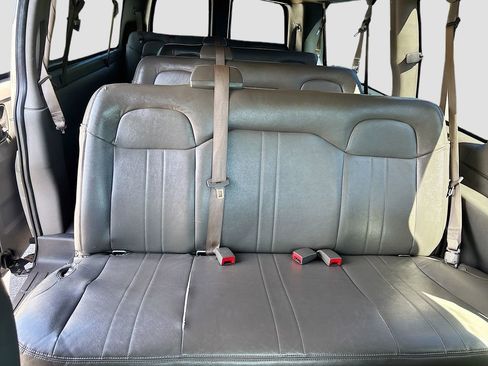 Used 2018 Chevrolet Express 3500 LS RWD image 21