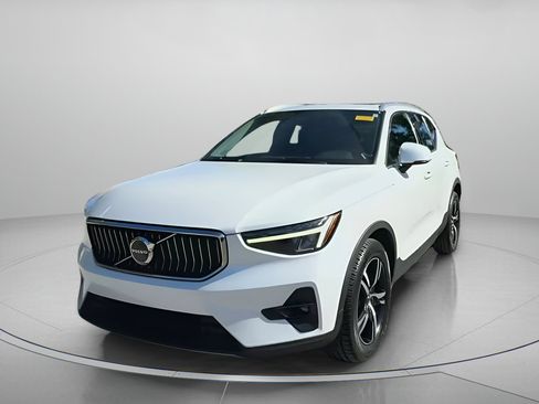 Used 2023 Volvo XC40 B5 Plus image 10