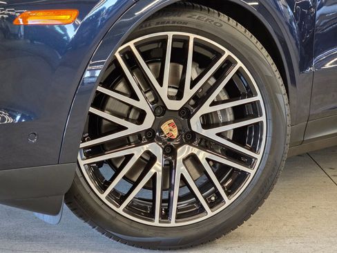 Certified 2026 Porsche Cayenne E-Hybrid Coupe AWD/4WD image 22