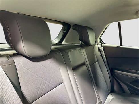 Used 2022 Chevrolet Trax LT w/ LT Convenience Package image 26