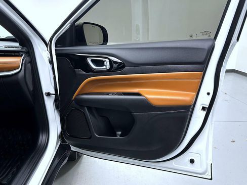 Used 2025 Jeep Compass Limited image 16