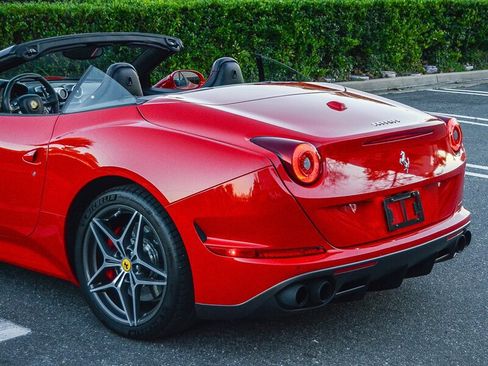 Used 2016 Ferrari California T image 9