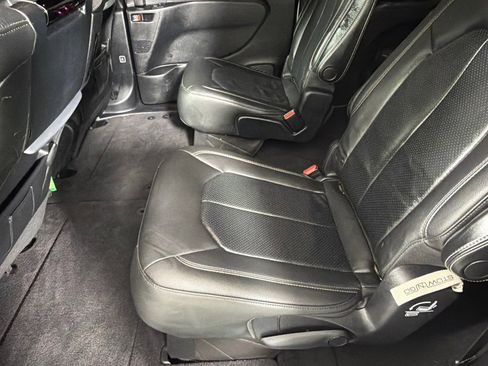 Used 2020 Chrysler Pacifica Touring-L AWD/4WD image 17