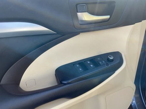 Used 2019 Toyota Highlander SE image 10