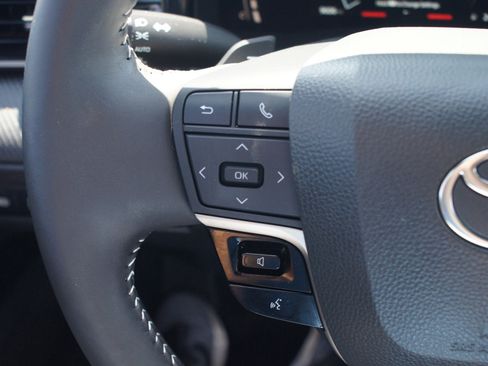 Used 2025 Toyota Camry SE image 8