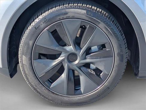 Used 2024 Tesla Model Y Long Range AWD/4WD image 25