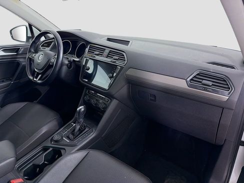 Used 2018 Volkswagen Tiguan SE w/ Panoramic Sunroof Package image 30