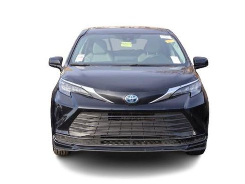 Used 2024 Toyota Sienna LE image 3
