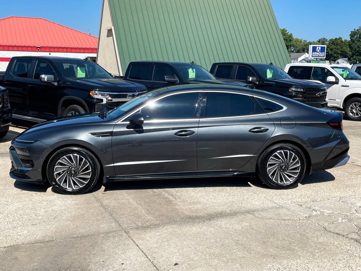 Used 2025 Hyundai Sonata Limited FWD image 3