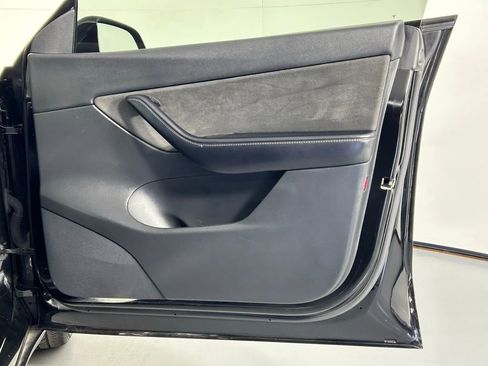 Used 2021 Tesla Model Y Long Range image 10