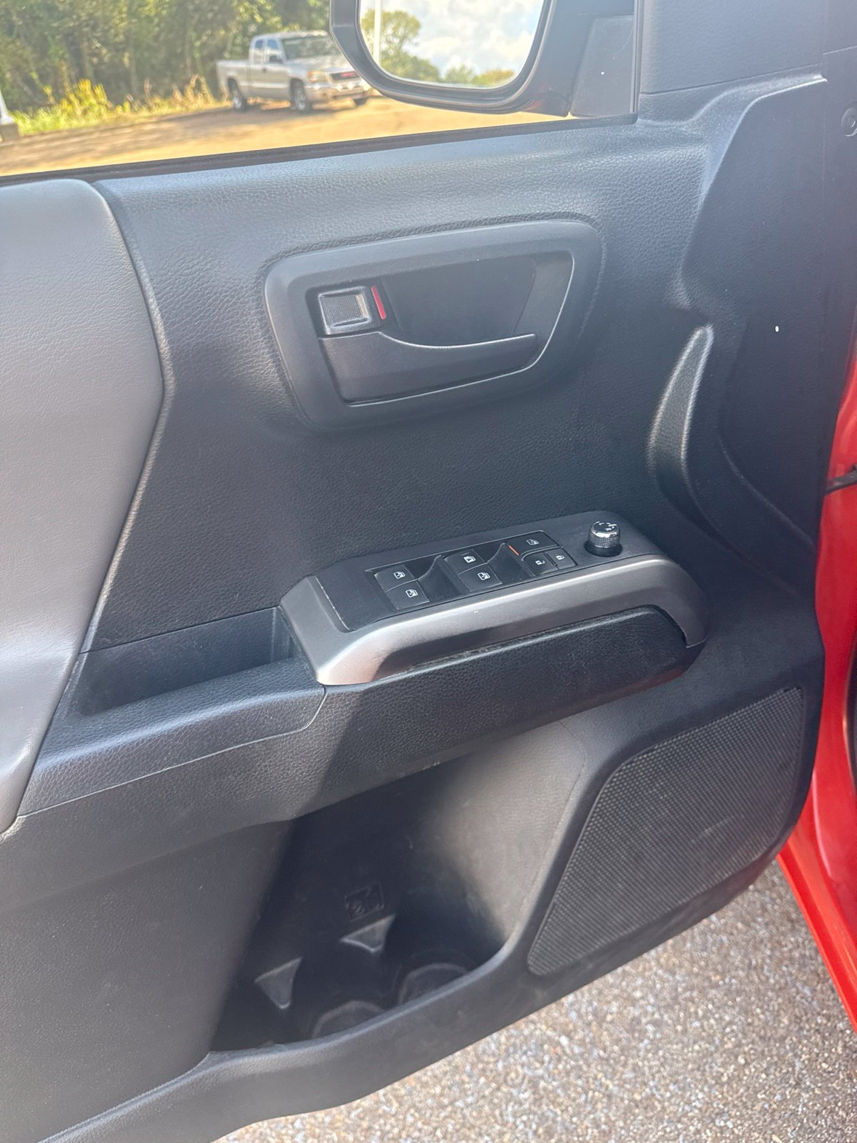 Used 2017 Toyota Tacoma SR5 w/ Tow Package RWD image 5