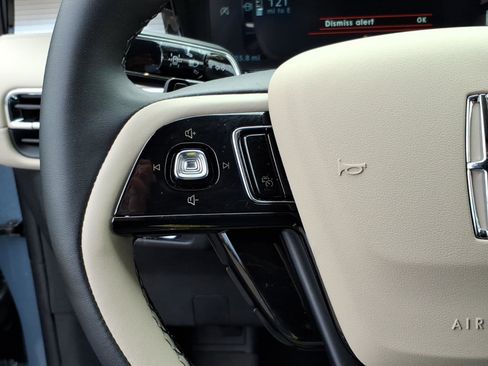 Used 2026 Lincoln Corsair Premiere w/ Rear Removable Package Tray image 17