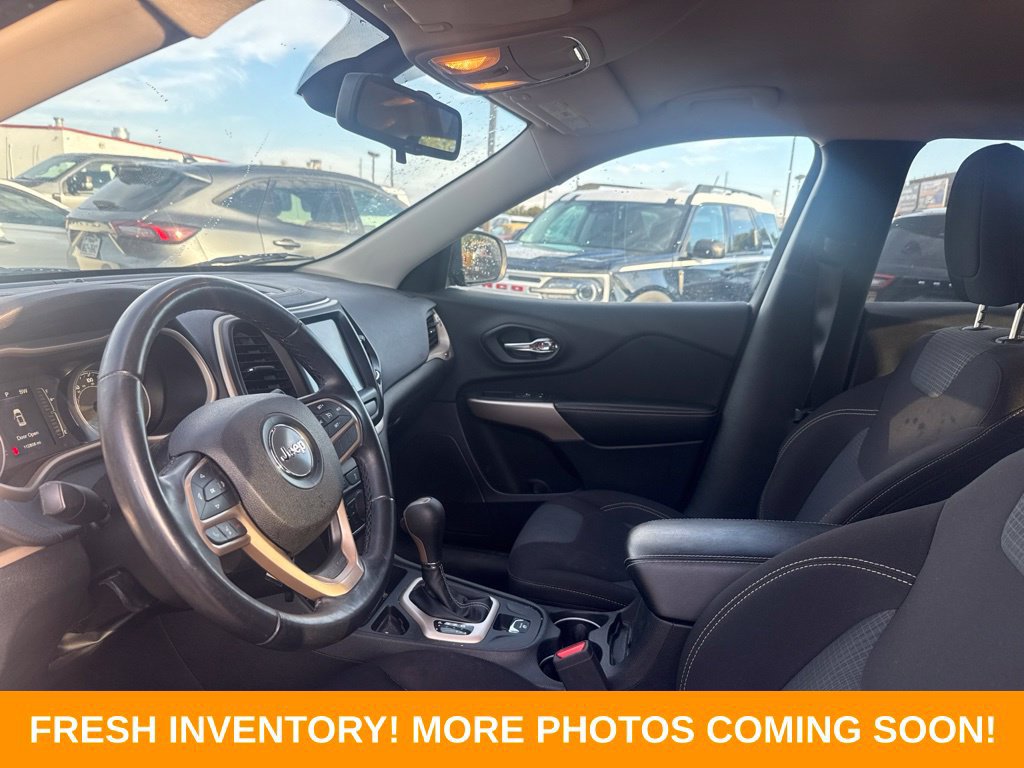 Used 2017 Jeep Cherokee Latitude w/ Comfort & Sound Group FWD image 8