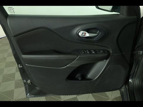 Used 2016 Jeep Cherokee Latitude w/ Safety/Convenience Group AWD/4WD image 16
