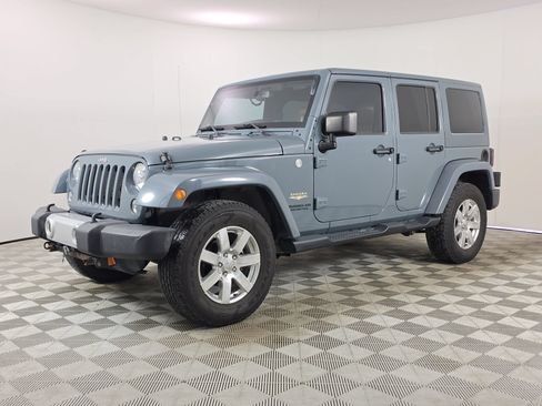 Used 2014 Jeep Wrangler Unlimited Sahara w/ Connectivity Group AWD/4WD image 3