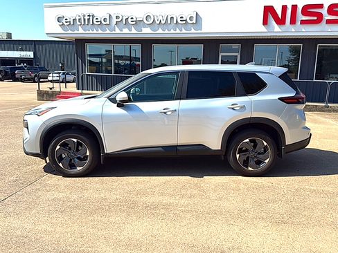 Used 2025 Nissan Rogue SV FWD image 2