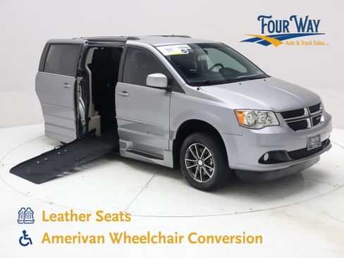 Used 2016 Dodge Grand Caravan SXT FWD image 1