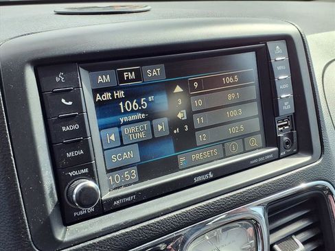 Used 2016 Chrysler Town & Country Touring image 5