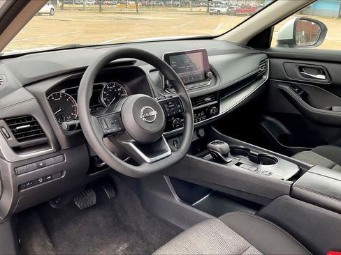 Used 2024 Nissan Rogue SV image 2