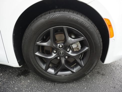 Used 2019 Chrysler Pacifica Touring-L Plus FWD image 27
