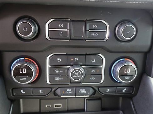 Used 2022 Chevrolet Tahoe LT w/ Luxury Package AWD/4WD image 33