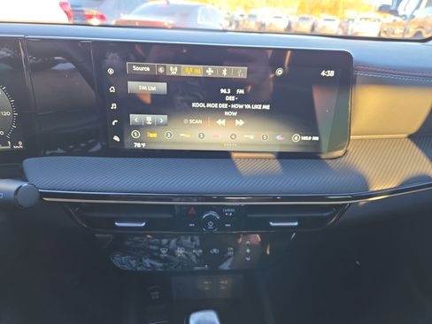 Used 2025 Nissan Kicks SR image 14