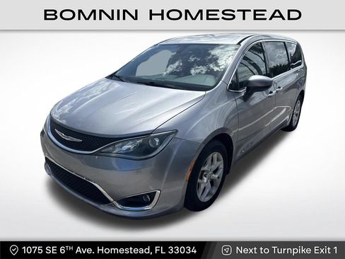 Used 2017 Chrysler Pacifica Touring Plus w/ Tire & Wheel Group FWD image 1