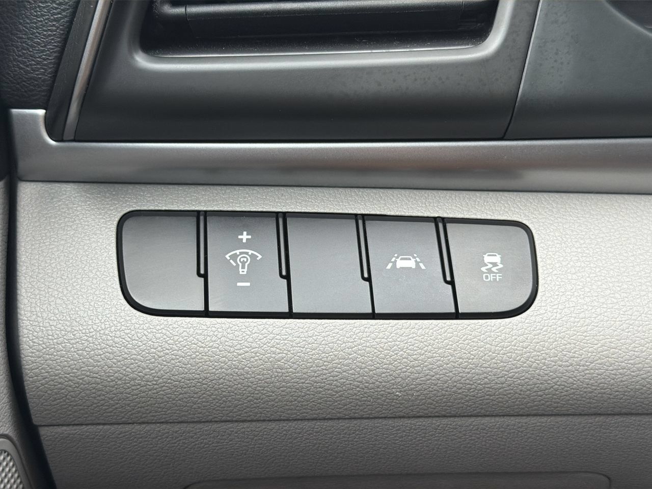 Used 2020 Hyundai Elantra SE FWD image 23