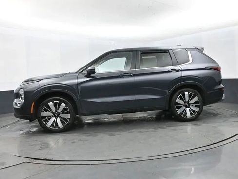 Used 2025 Mitsubishi Outlander SE image 5