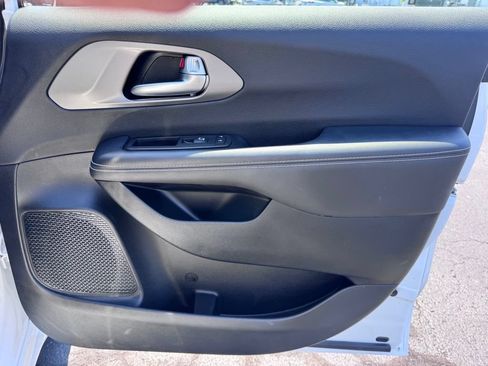 Used 2025 Chrysler Pacifica Select FWD image 25