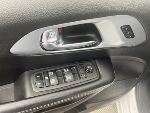 Used 2022 Chrysler Pacifica Touring-L w/ Uconnect Theater Family Group AWD/4WD image 16