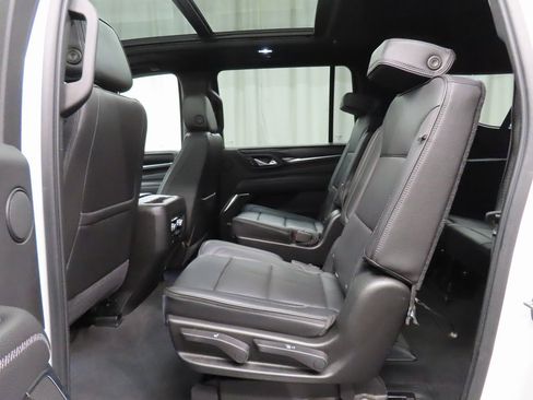 Used 2021 GMC Yukon XL Denali w/ Denali Premium Package image 8