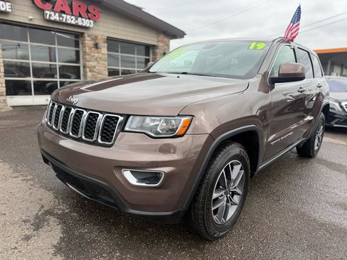 Used 2019 Jeep Grand Cherokee Laredo w/ 18" Wheel & 8.4" Radio Group image 3