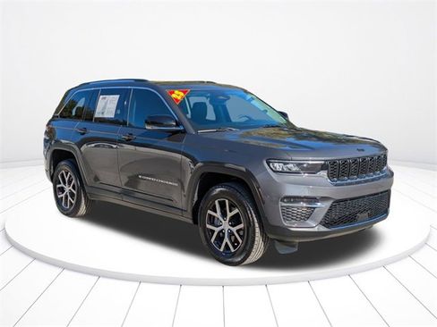 Used 2023 Jeep Grand Cherokee Limited image 2