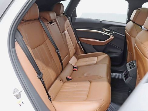 Used 2024 Audi Q8 e-tron Prestige image 30