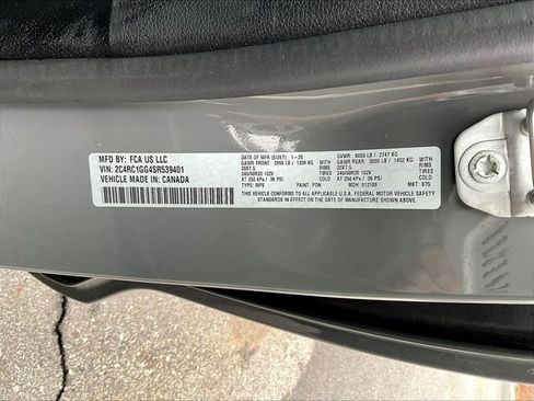 Used 2025 Chrysler Pacifica Limited FWD image 32