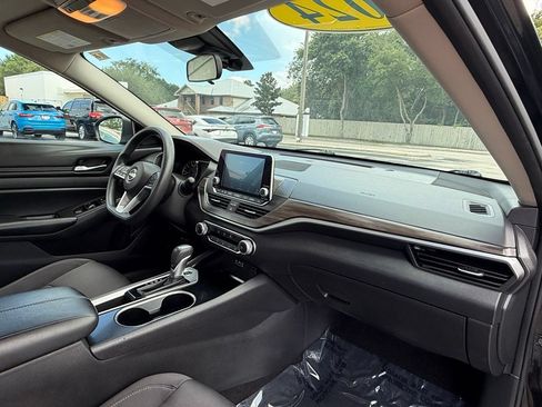 Used 2024 Nissan Altima 2.5 SV FWD image 30